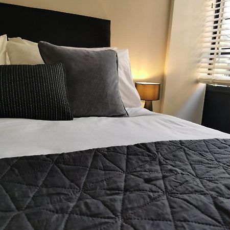 Axiom Apartment - Beautiful Stylish 2 Bed. チェルトナム エクステリア 写真
